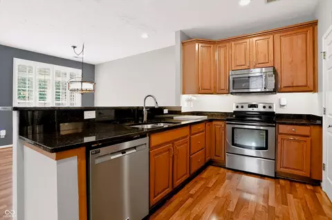 Kitchen - 11285 Shoreview Cir, Indianapolis, IN 46236 photo 2 of 4