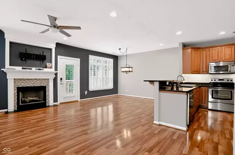 Living - 11285 Shoreview Cir, Indianapolis, IN 46236 photo 3 of 17