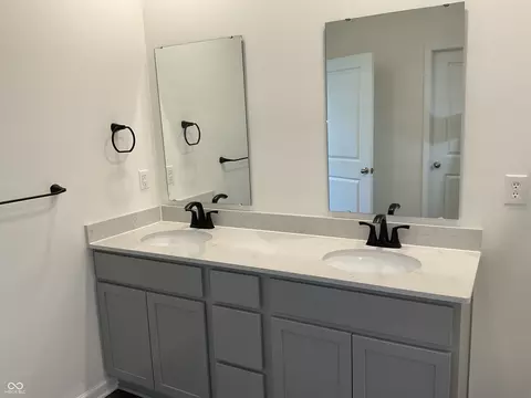 Bath - 663 Blackrock Dr, Pendleton, IN 46064 photo 3 of 3