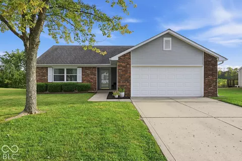208 Fountain Lake Dr S, Shelbyville, IN 46176