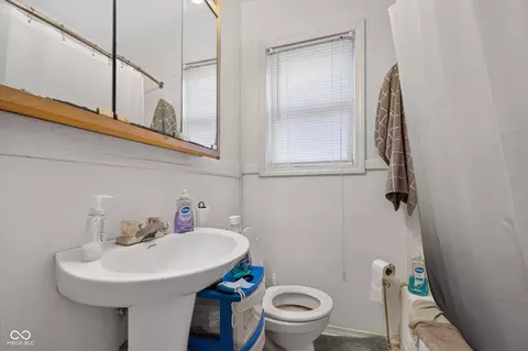 Bath - 4601 E 19th St, Indianapolis, IN 46218 photo 1 of 2