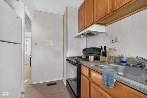 Kitchen - 4601 E 19th St, Indianapolis, IN 46218 photo 3 of 5