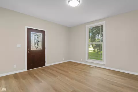 Living - 709 E Main St, Greentown, IN 46936 photo 2 of 5
