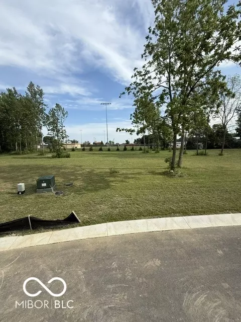 4860 Lakeview Dr, Greenwood, IN 46143