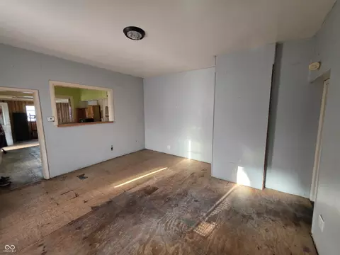 Living - 123 E Rdg, Brazil, IN 47834 photo 2 of 5
