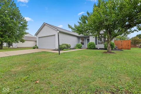 1585 Sweetwater Ln, Greenfield, IN 46140