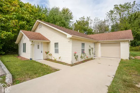 706 7th St, Shelbyville, IN 46176
