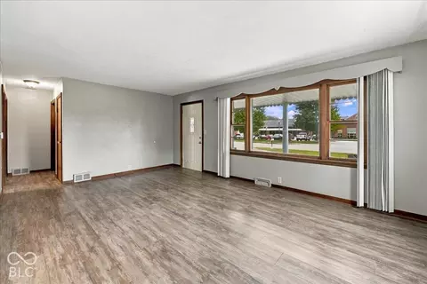 Living - 606 E Water St, Pendleton, IN 46064 photo 2 of 3
