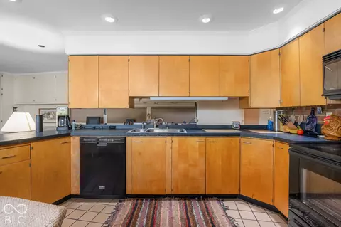 Kitchen - 314 Flatrock Dr, Columbus, IN 47201 photo 3 of 4