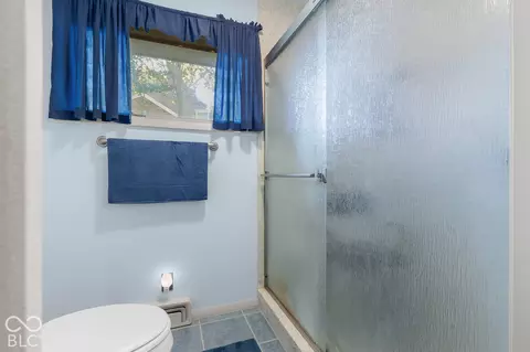 Bath - 314 Flatrock Dr, Columbus, IN 47201 photo 2 of 5
