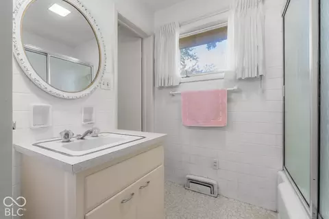 Bath - 314 Flatrock Dr, Columbus, IN 47201 photo 3 of 5