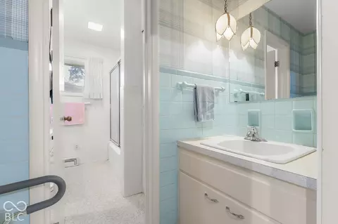 Bath - 314 Flatrock Dr, Columbus, IN 47201 photo 5 of 5