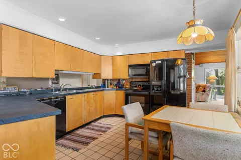 Kitchen - 314 Flatrock Dr, Columbus, IN 47201 photo 2 of 4