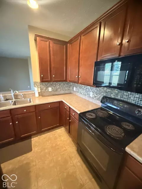Kitchen - 1131 Ascalon Ct, Indianapolis, IN 46239 photo 6 of 8