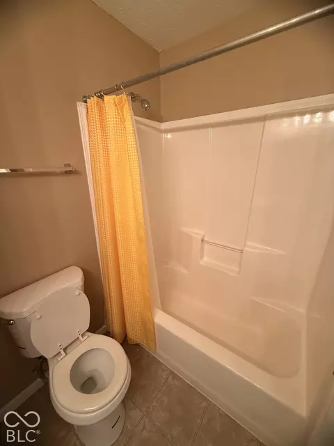 Bath - 1131 Ascalon Ct, Indianapolis, IN 46239 photo 5 of 10