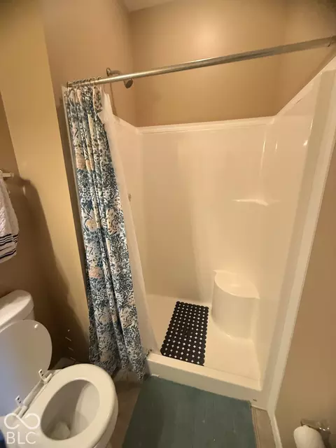 Bath - 1131 Ascalon Ct, Indianapolis, IN 46239 photo 2 of 10