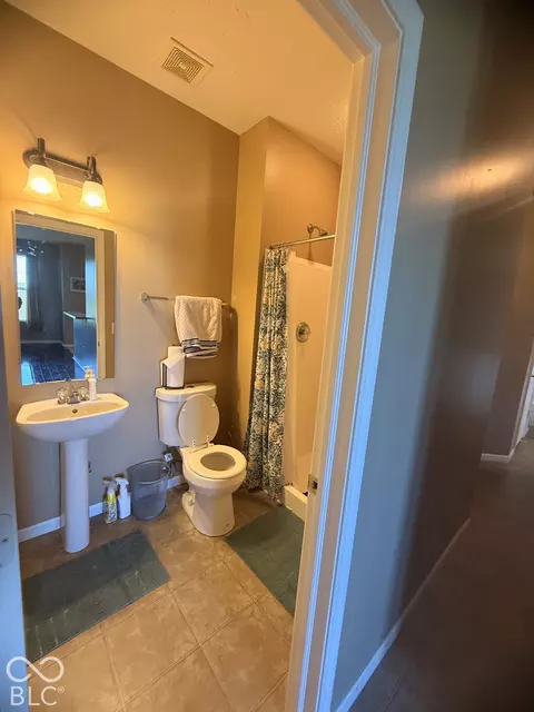 Bath - 1131 Ascalon Ct, Indianapolis, IN 46239 photo 1 of 10