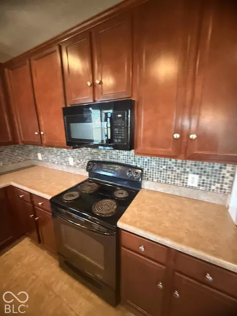 Kitchen - 1131 Ascalon Ct, Indianapolis, IN 46239 photo 5 of 8
