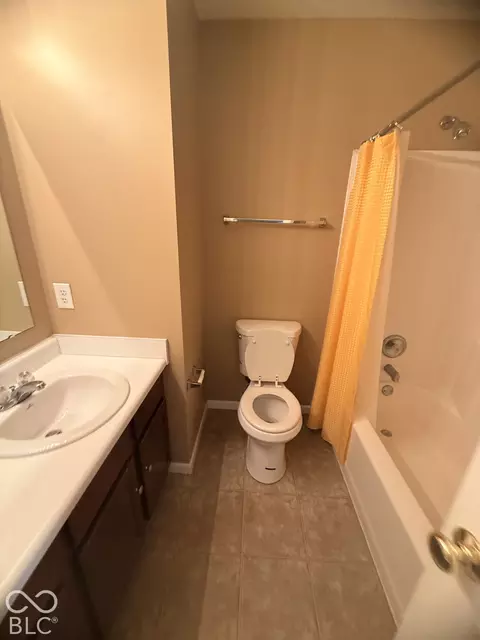 Bath - 1131 Ascalon Ct, Indianapolis, IN 46239 photo 4 of 10