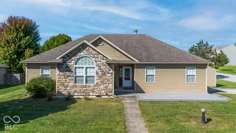 2230 Roaming Hills Dr, Richmond, IN 47374