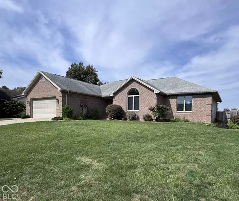 4694 29th St, Columbus, IN 47203