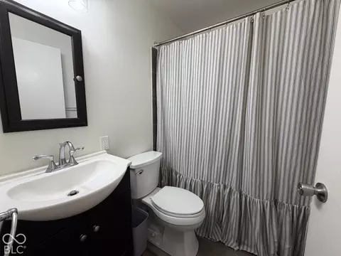 Bath - 302 Marion Blvd, Covington, IN 47932 photo 6 of 7