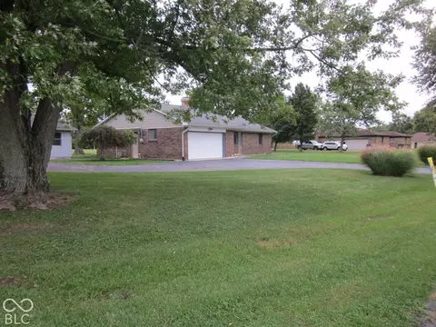 10877 N Dake Lake Dr, Mooresville, IN 46158