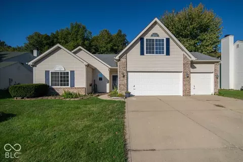 1142 Crestwood Dr, Greenwood, IN 46143