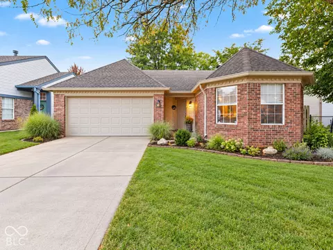 218 Lake Point Ln S, Greenwood, IN 46142