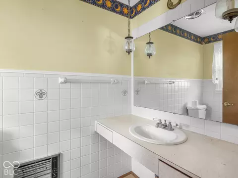 Bath - 9008 Carriage Ln, Pendleton, IN 46064 photo 1 of 2