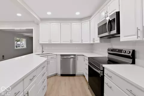 Kitchen - 11432 Rolling Ct, Carmel, IN 46033 photo 7 of 9