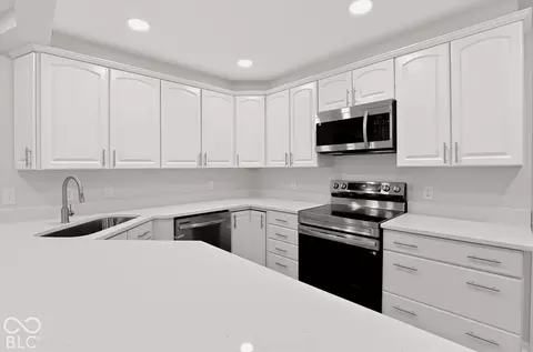 Kitchen - 11432 Rolling Ct, Carmel, IN 46033 photo 8 of 9