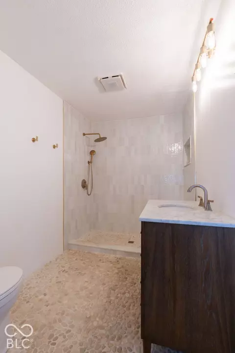 Bath - 9043 Colvin Rd, Centerville, IN 47330 photo 2 of 3