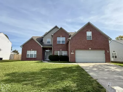1429 Vinewood Dr, Greenwood, IN 46143