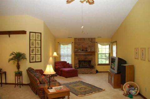 913 E Brookside Ln, Plainfield, IN 46168 photo 4