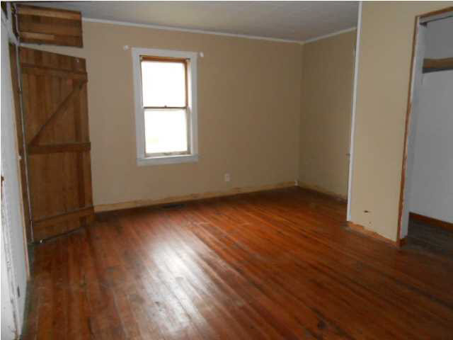 641 E Main St, Elnora, IN 47529 photo 4
