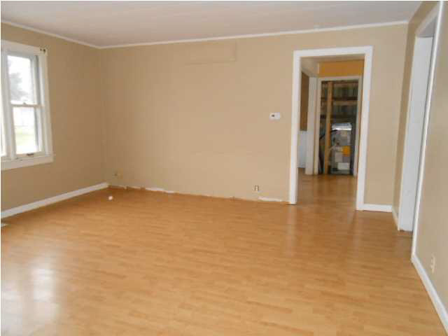 641 E Main St, Elnora, IN 47529 photo 3