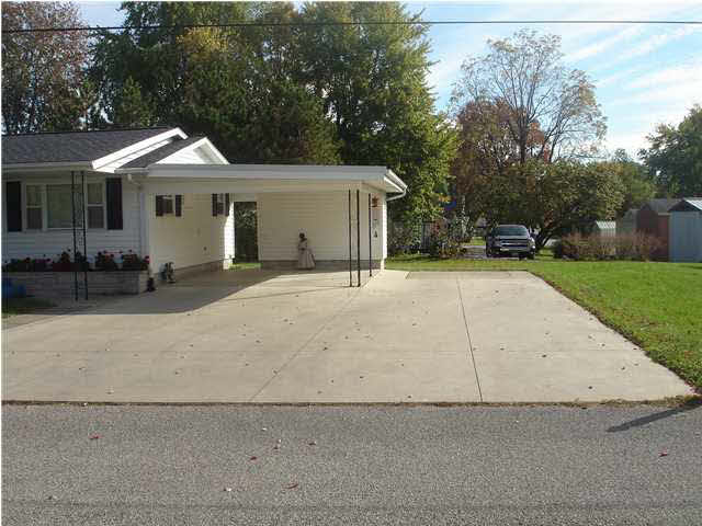 102 Lynn Dr, Loogootee, IN 47553 photo 2