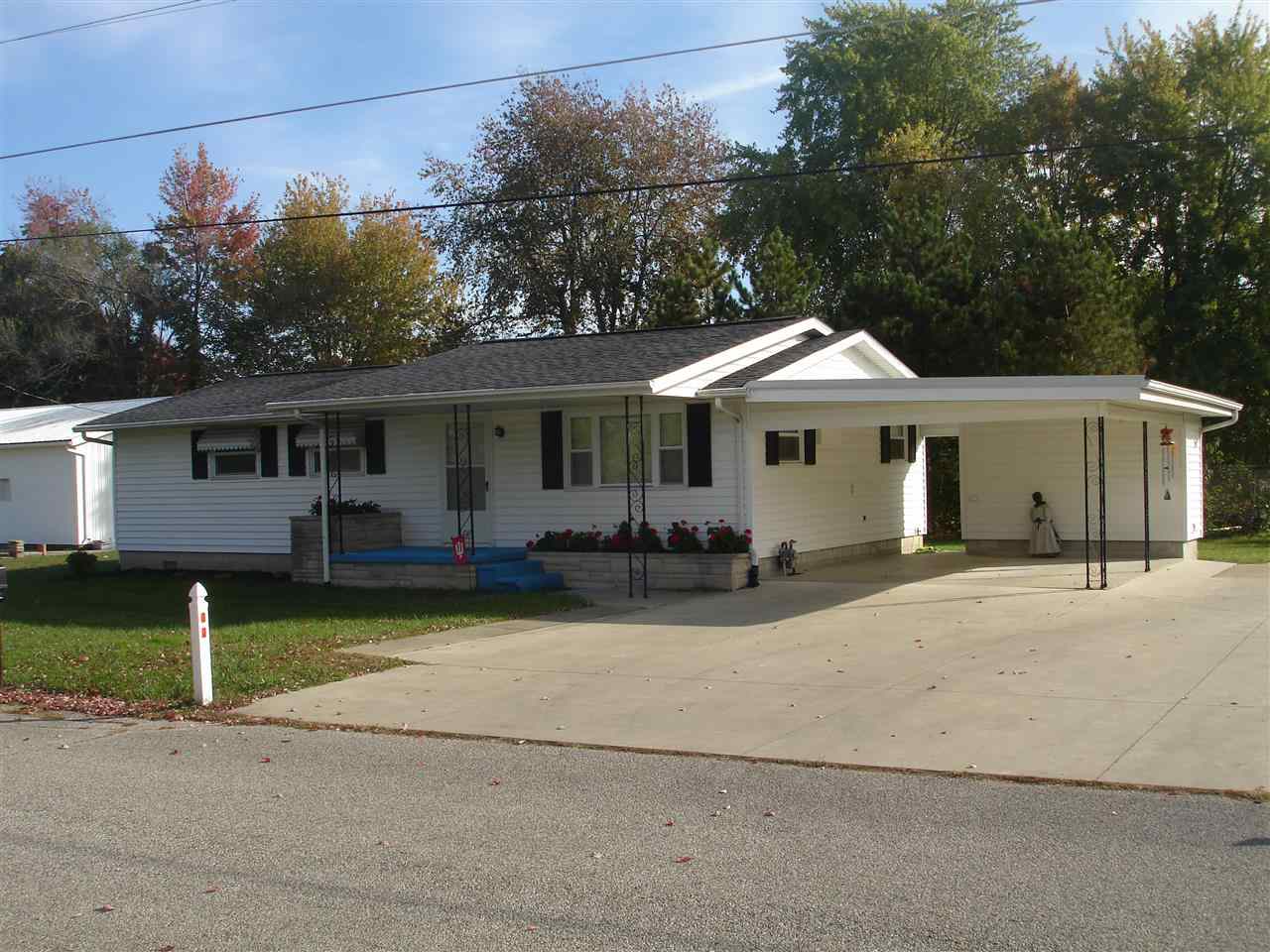 102 Lynn Dr, Loogootee, IN 47553 photo 1