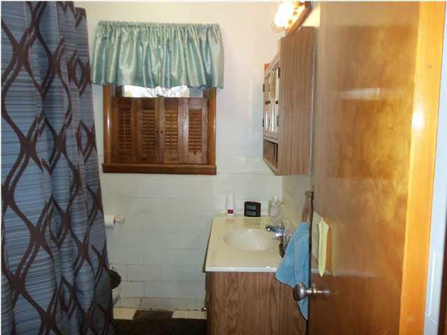 915 NE 4th St, Washington, IN 47501 photo 3