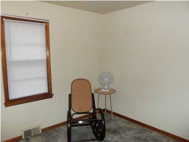 915 NE 4th St, Washington, IN 47501 photo 5
