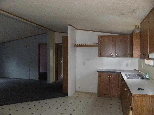 214 W Commercial, Hartford City, IN 47348 photo 3