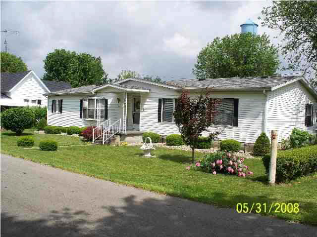832 W Vine St, Albany, IN 47320 photo 2