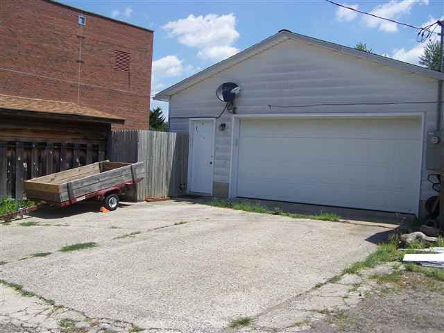 402 Brown St, Winchester, IN 47394 photo 3