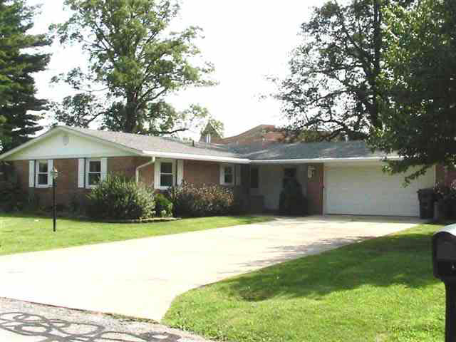 928 S Westchester Park Dr, Yorktown, IN 47396 photo 1