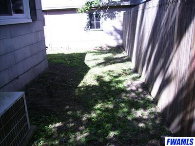 427 E Cherry St, Bluffton, IN 46714 photo 4