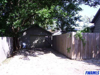 427 E Cherry St, Bluffton, IN 46714 photo 2
