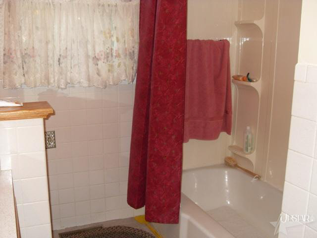 220 Spring St, Geneva, IN 46740 photo 8