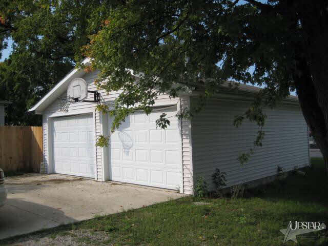 305 E Cherry St, Bluffton, IN 46714 photo 2