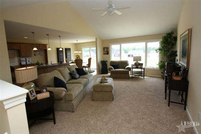 8521 Springberry Dr, Fort Wayne, IN 46818 photo 2